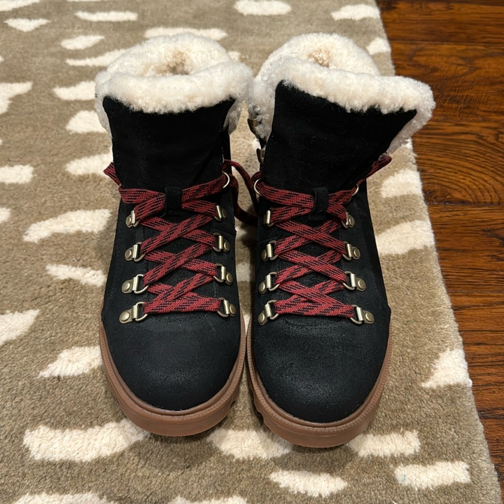 Sorel Black Shearling Lined Boot.
